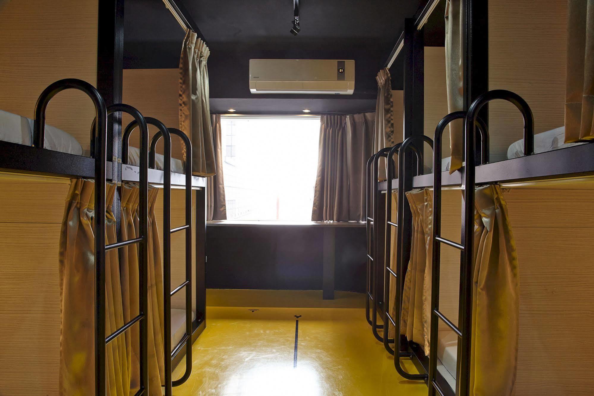 Here X There Hostel Taipei Main Station Екстер'єр фото